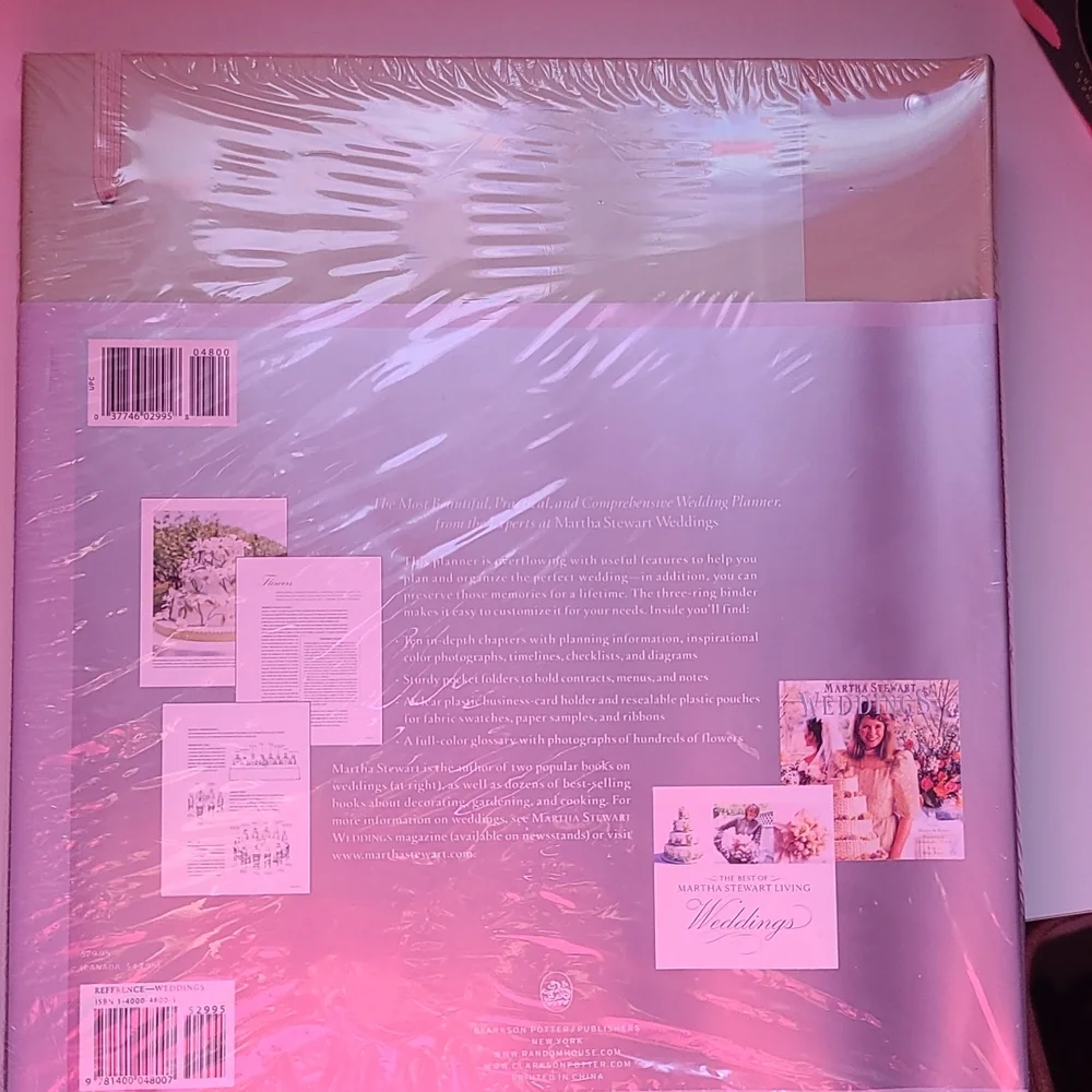 Martha Stewart keepsake wedding planner and Wedding cake book. 2 items together. - Picture 3 of 6